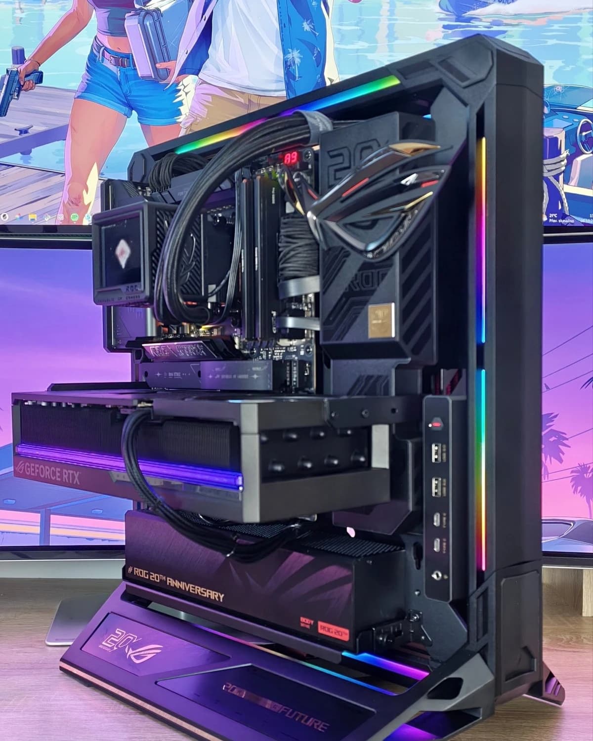 Herní PC Erelen Powered by ASUS v otevřeném rámu ROG GR20 s grafikou ROG ASTRAL RTX 5080 a podsvícením