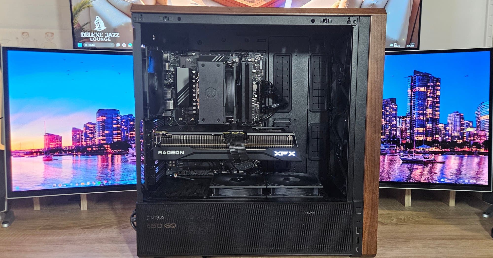 Herní PC ve skříni s dřevěnými lamelami v minimalistickém designu – sestaven Erelen