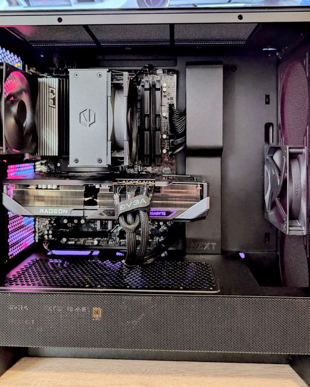 Grafická karta Radeon uvnitř herního počítače