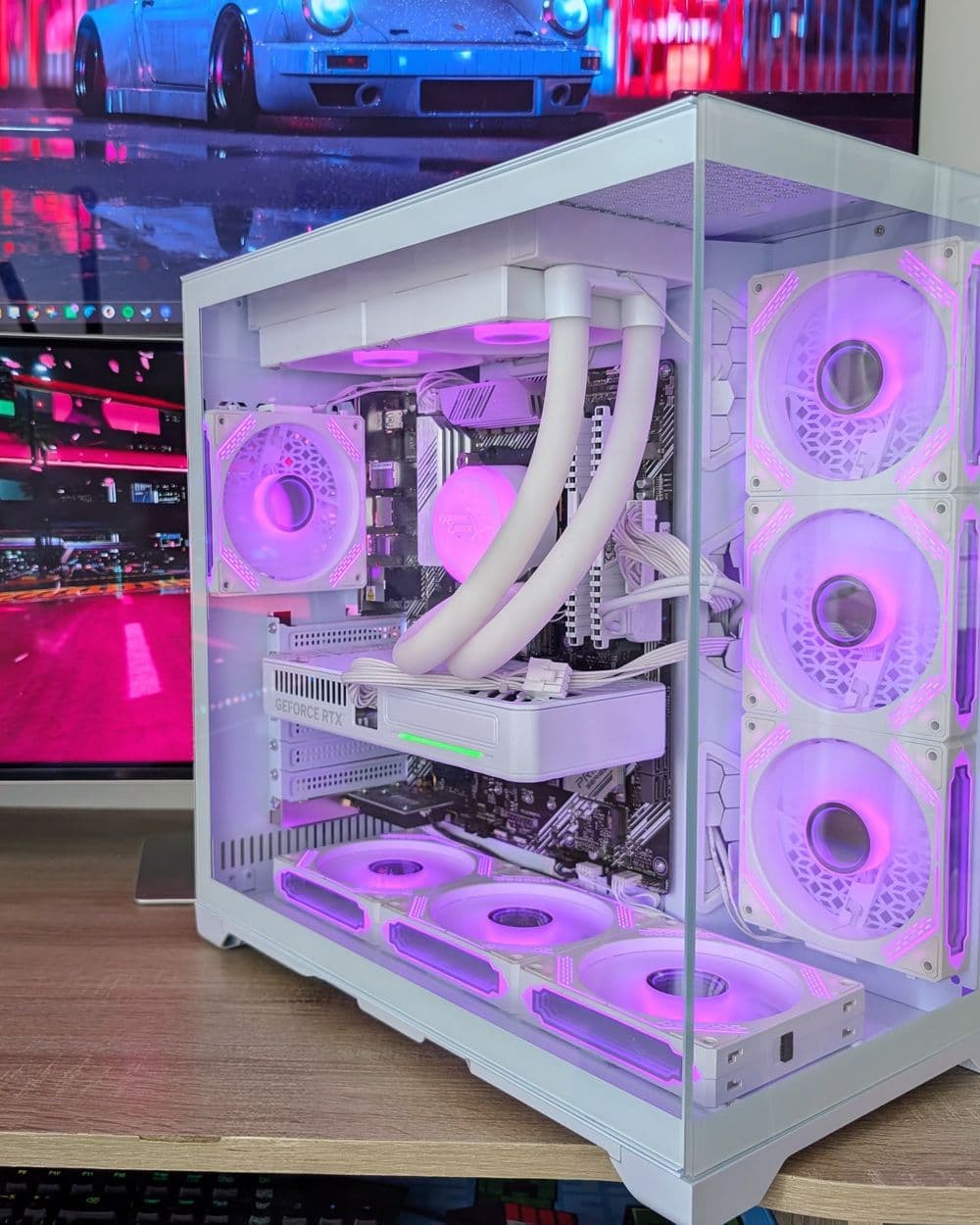 Bílá herní PC sestava s vodním chlazením